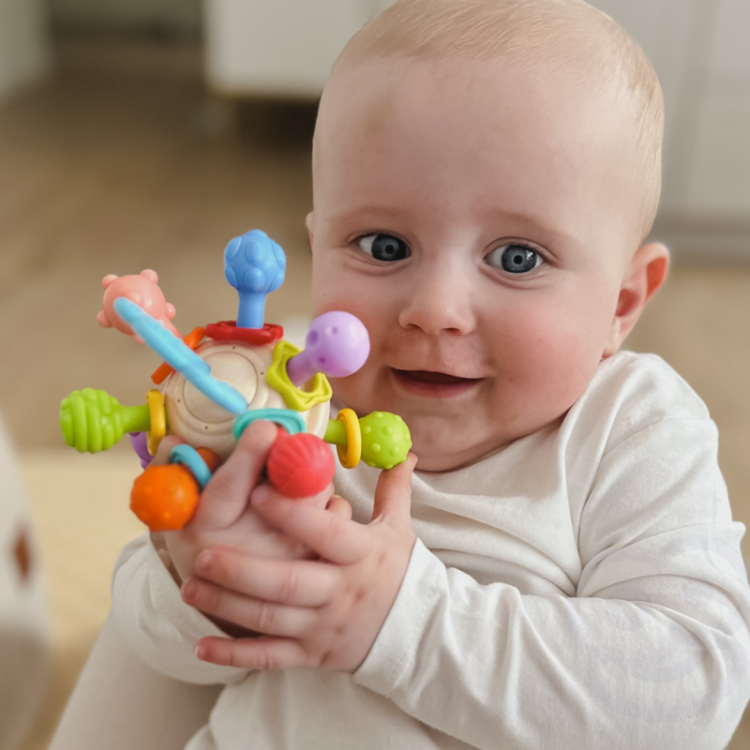 woopie-baby-miekka-grzechotka-2w1-gryzak-zabawka-sensoryczna-dla-niemowlat-0m (5).jpg